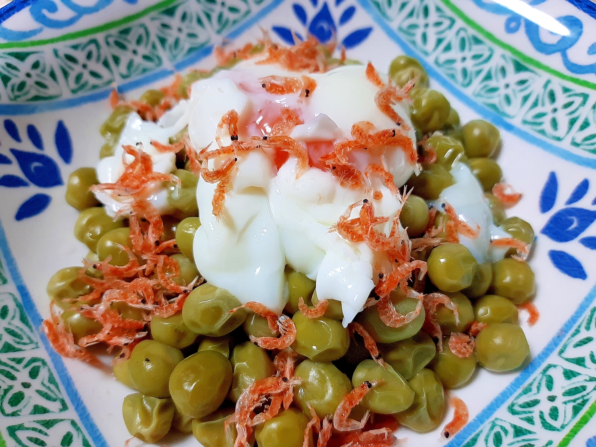 えんどう豆とアミエビの温玉サラダ