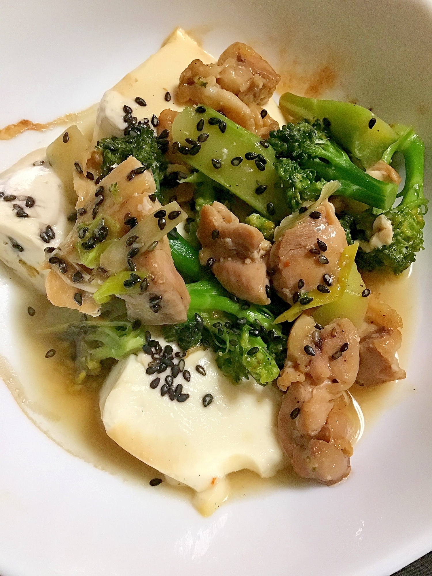 鶏モモとブロッコリーのオイスター炒めの豆腐乗せ