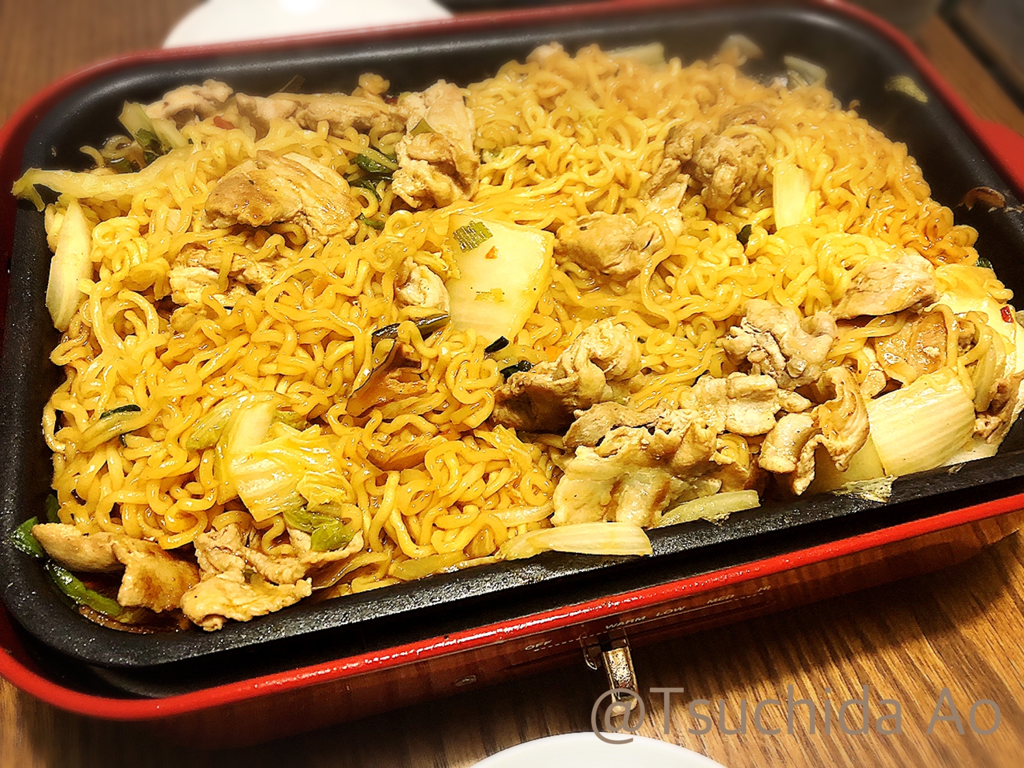 ホットプレートの上の辛ラーメン焼きそば
