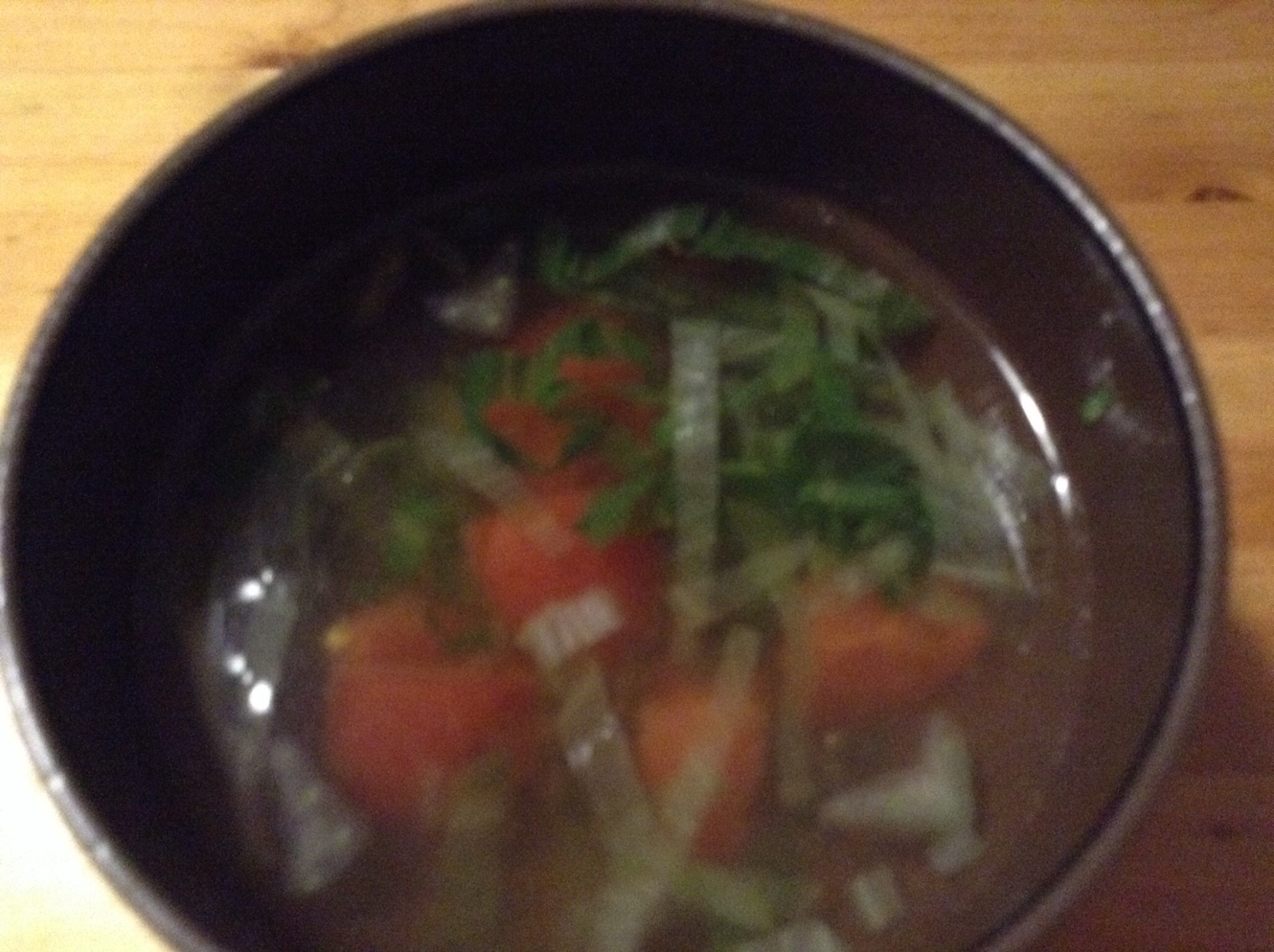 トマトとレタスのネギ油の中華スープ
