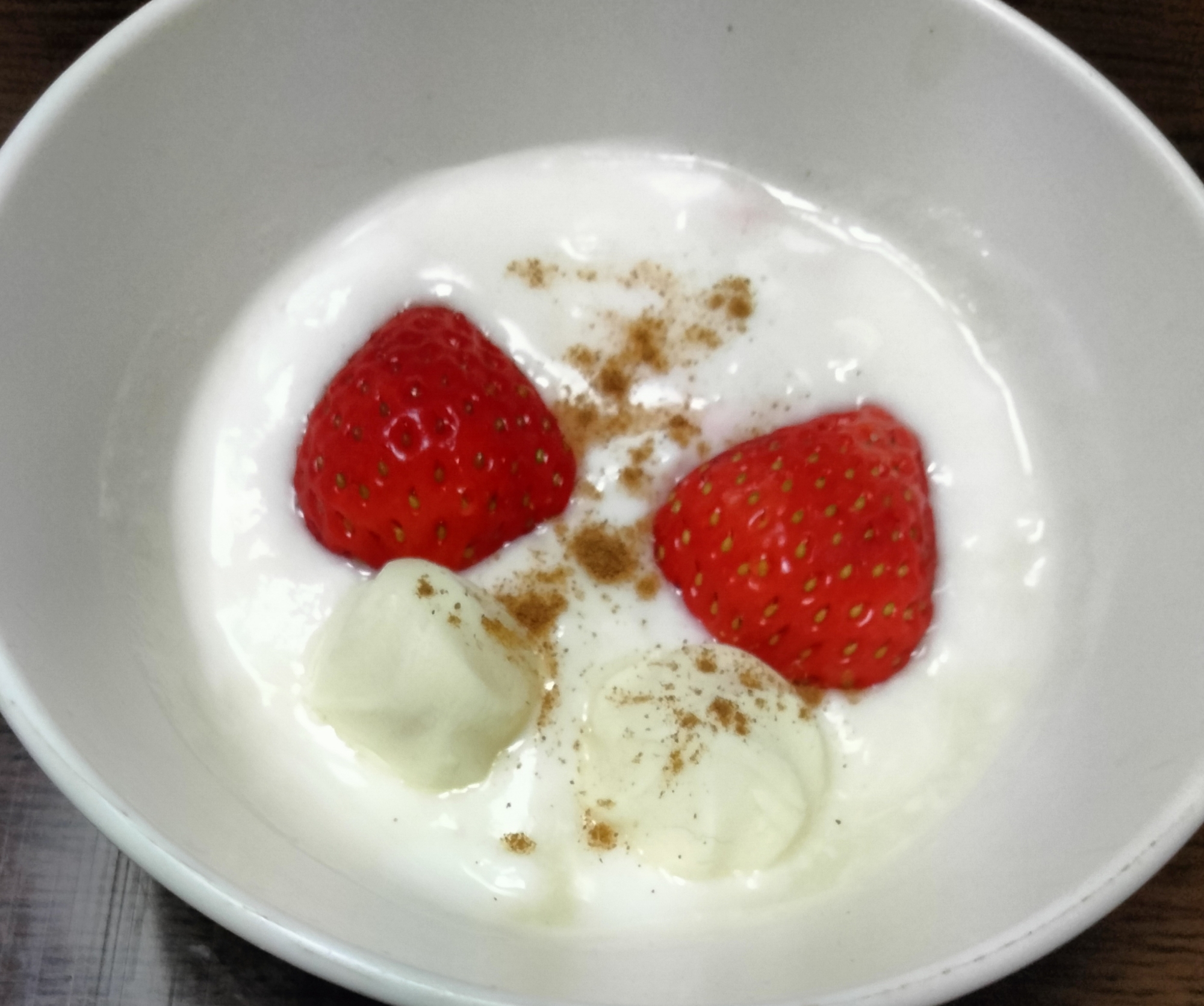 今日のヨーグルト♡いちご&チーズ きな粉かけて