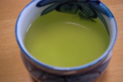 今も朝食時は熱いお茶、
塩緑茶を頂くことが多いです。
美味しく頂いてま～す。
(*^_^*)