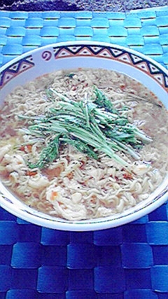インスタント麺と酢でサンラータンメン（酸辣湯麺）