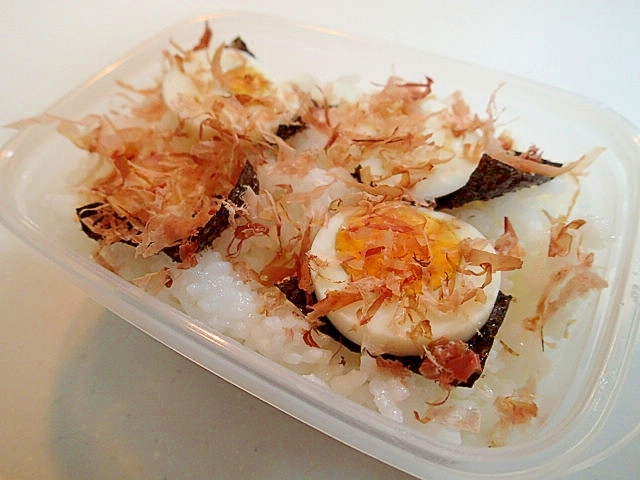 お弁当　味付海苔とゆで卵の麺つゆおかかご飯