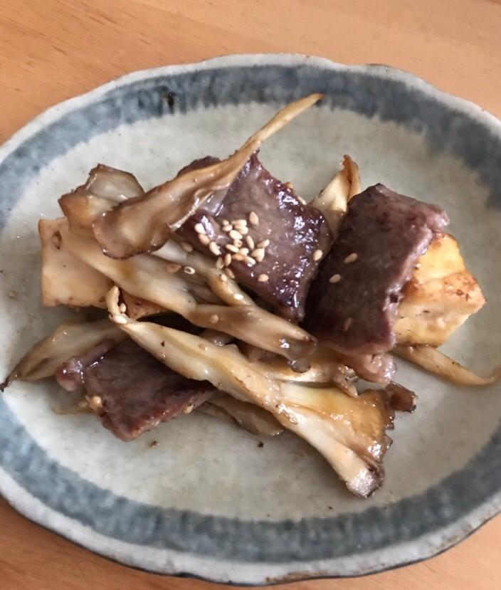 牛カルビ肉と厚揚げ、舞茸の炒め物