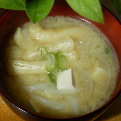 豆腐、生揚げ、玉ねぎの味噌汁