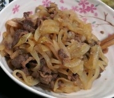 玉葱がメインです！　玉ねぎと牛肉のすき焼き風炒め