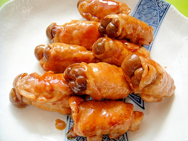 白いお皿に盛り付けられたしめじの豚肉巻き