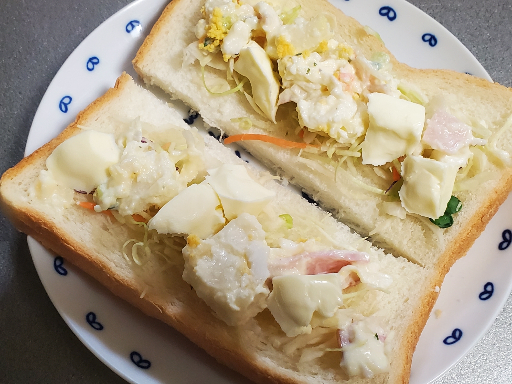 ポテトサラダとチーズのトースト