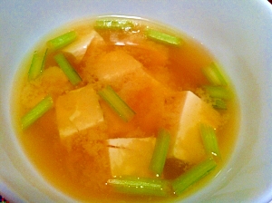 豆腐と蕪の葉の味噌汁