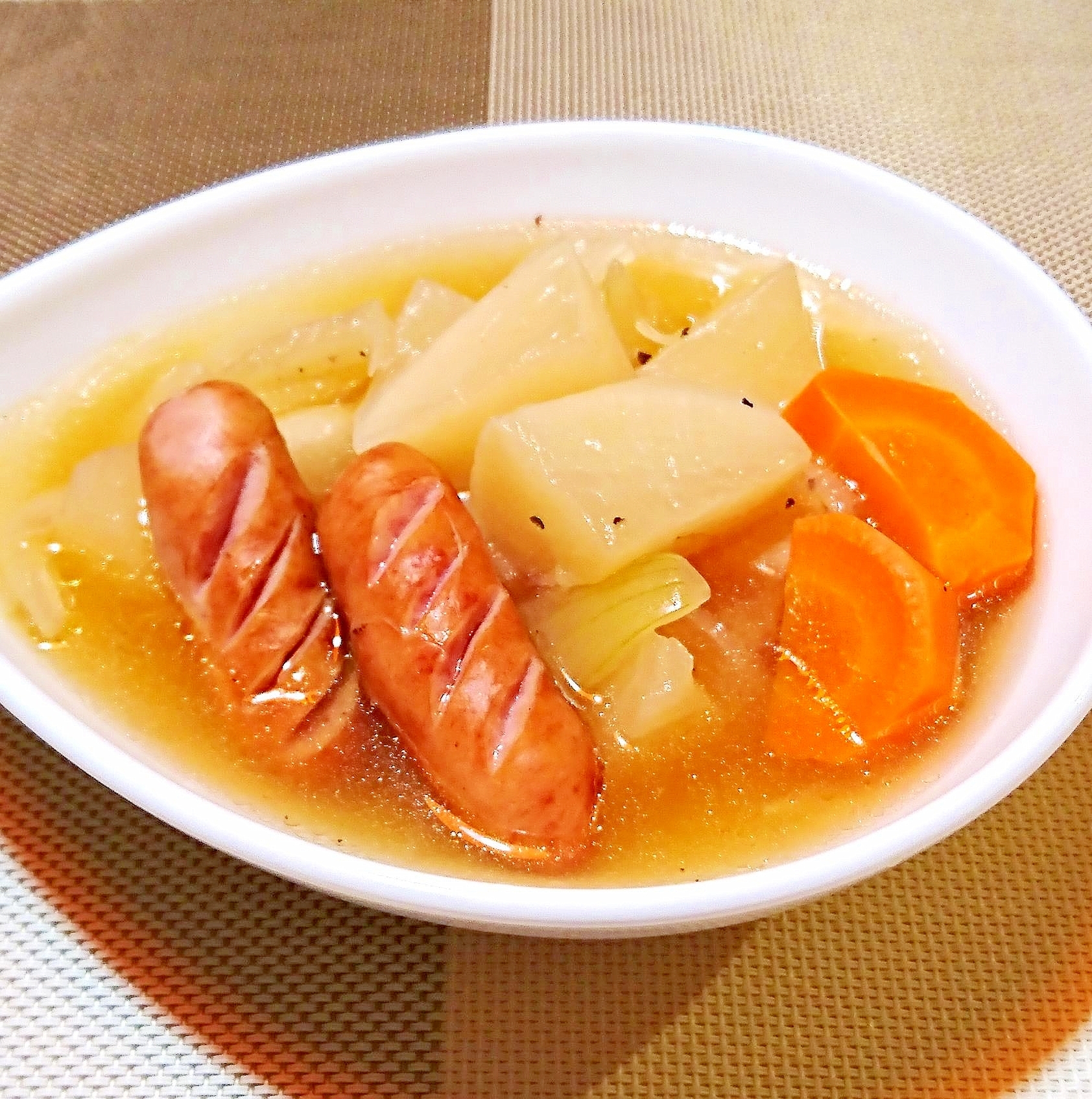 白い器に盛り付けられた聖護院大根のポトフ