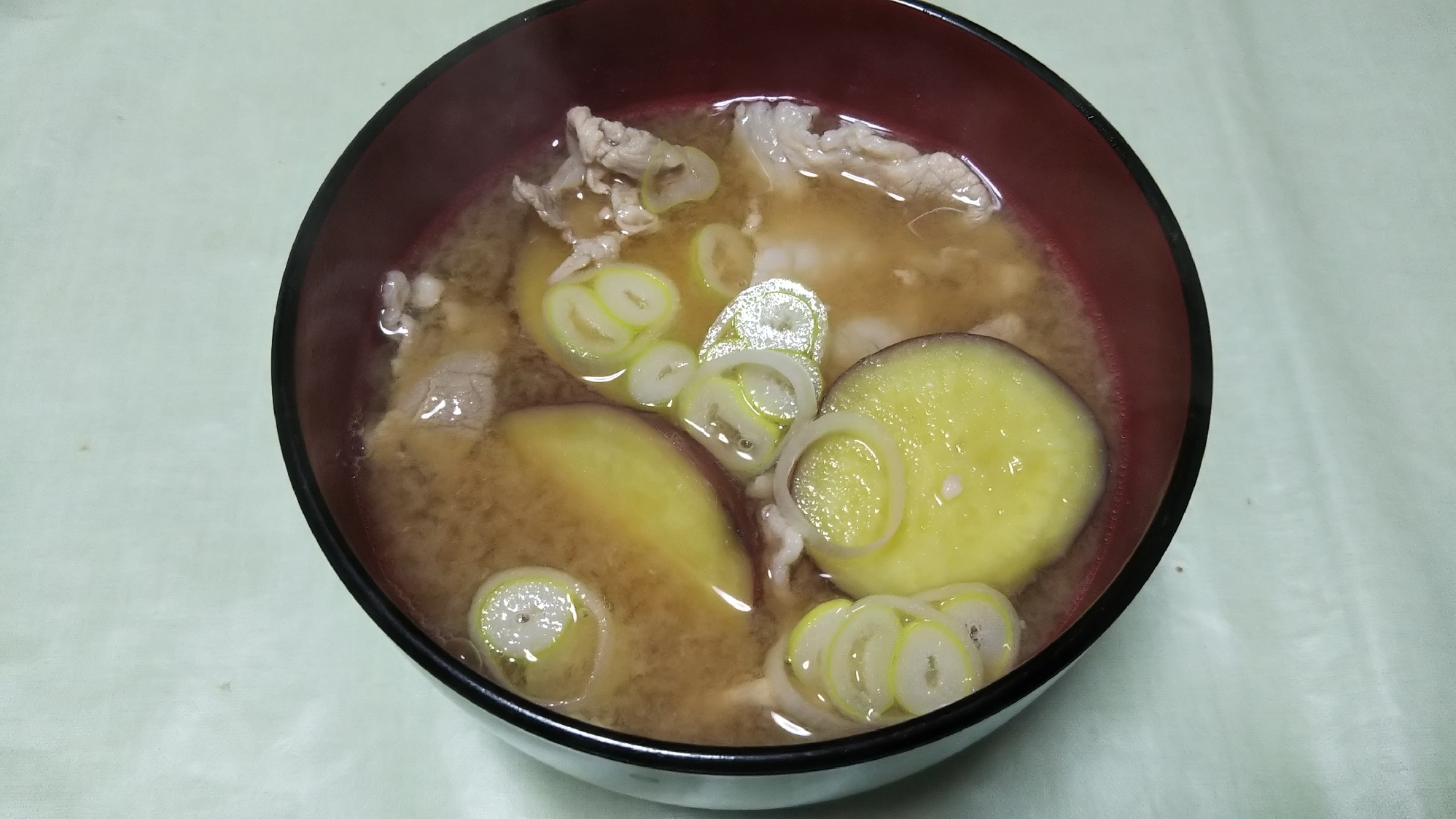 さつまいもと豚肉と長ネギの味噌汁☆