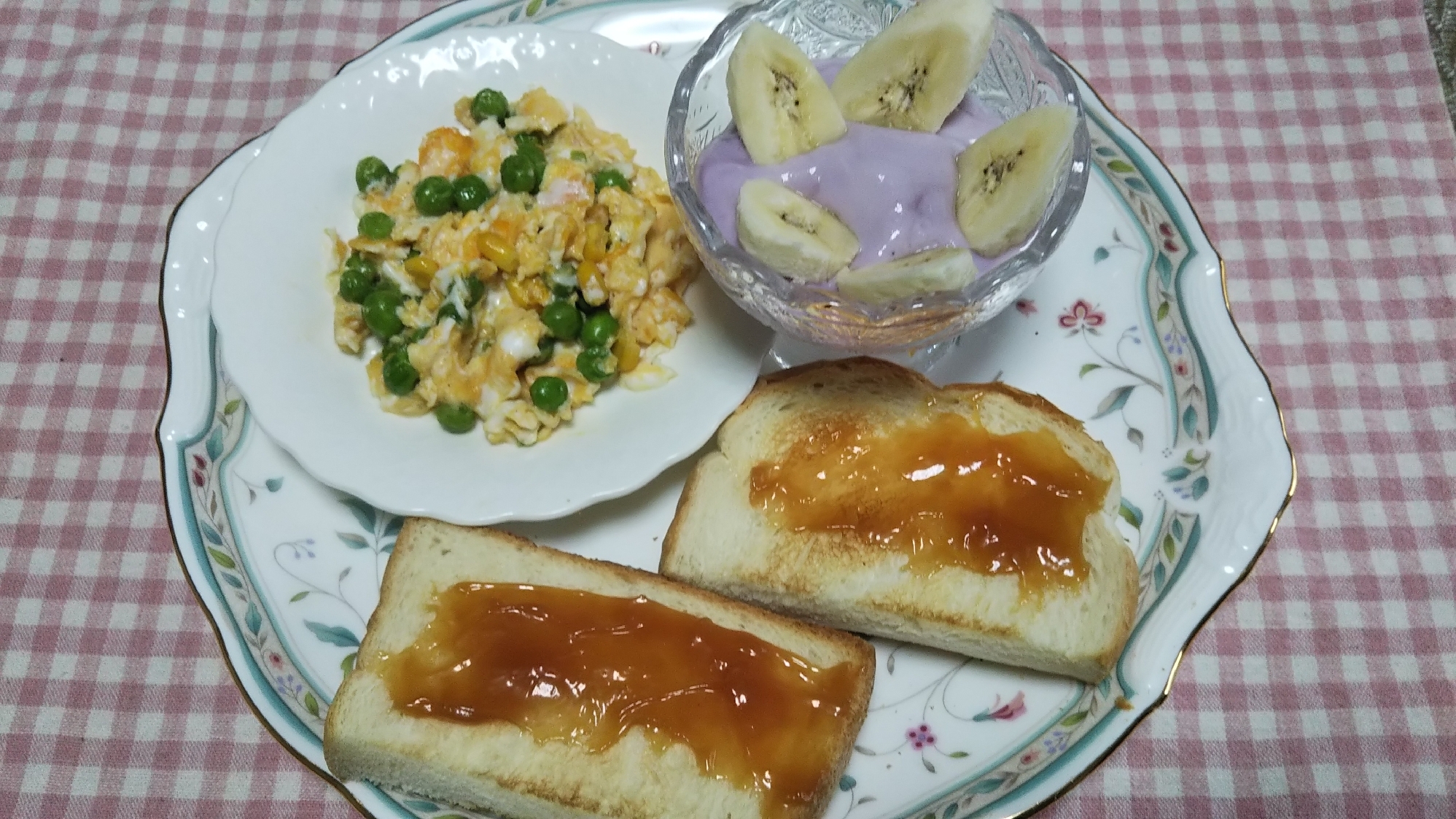 グリーンピース炒り卵とバナナヨーグルトとトースト☆