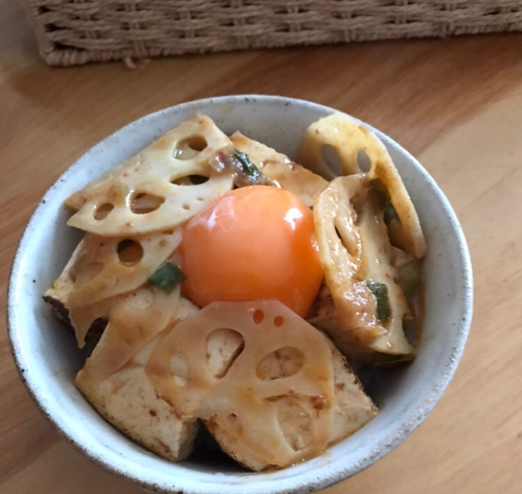 焼き豆腐とレンコンのピリ辛煮丼