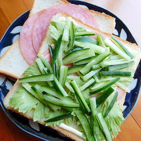 セロリ葉で胡椒なし６分❤ハムとキュウリのマヨサンド