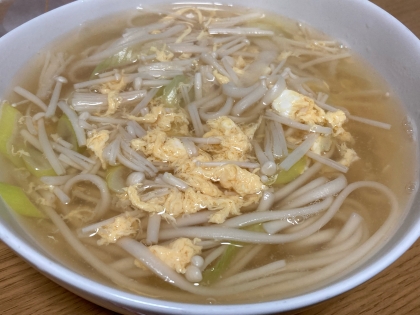 冷凍うどんで簡単♪えのきとふわふわたまごのうどん