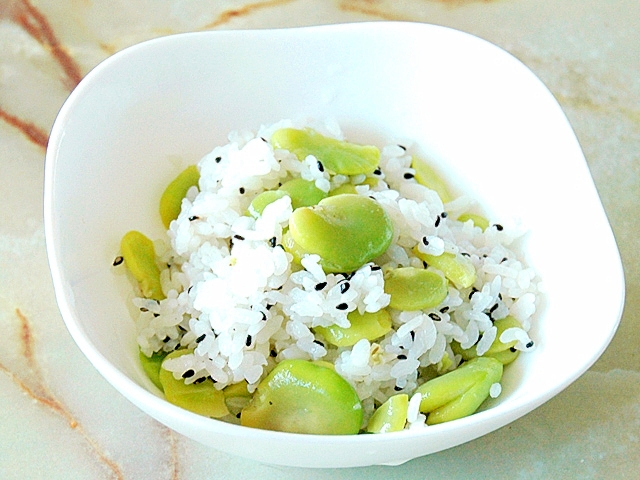 白飯を使うから簡単！そらまめのシンプルな塩ごまご飯