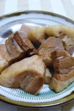 照りがイマイチですね・゜゜・(/□＼*)・゜
すごく美味しくって～ビール途中でやめてあったかご飯にのっけてお汁もかけて角煮丼にしたよ（≧ｖ≦●）
また作るね♪