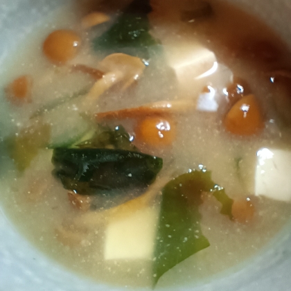 なめことわかめと麩の味噌汁