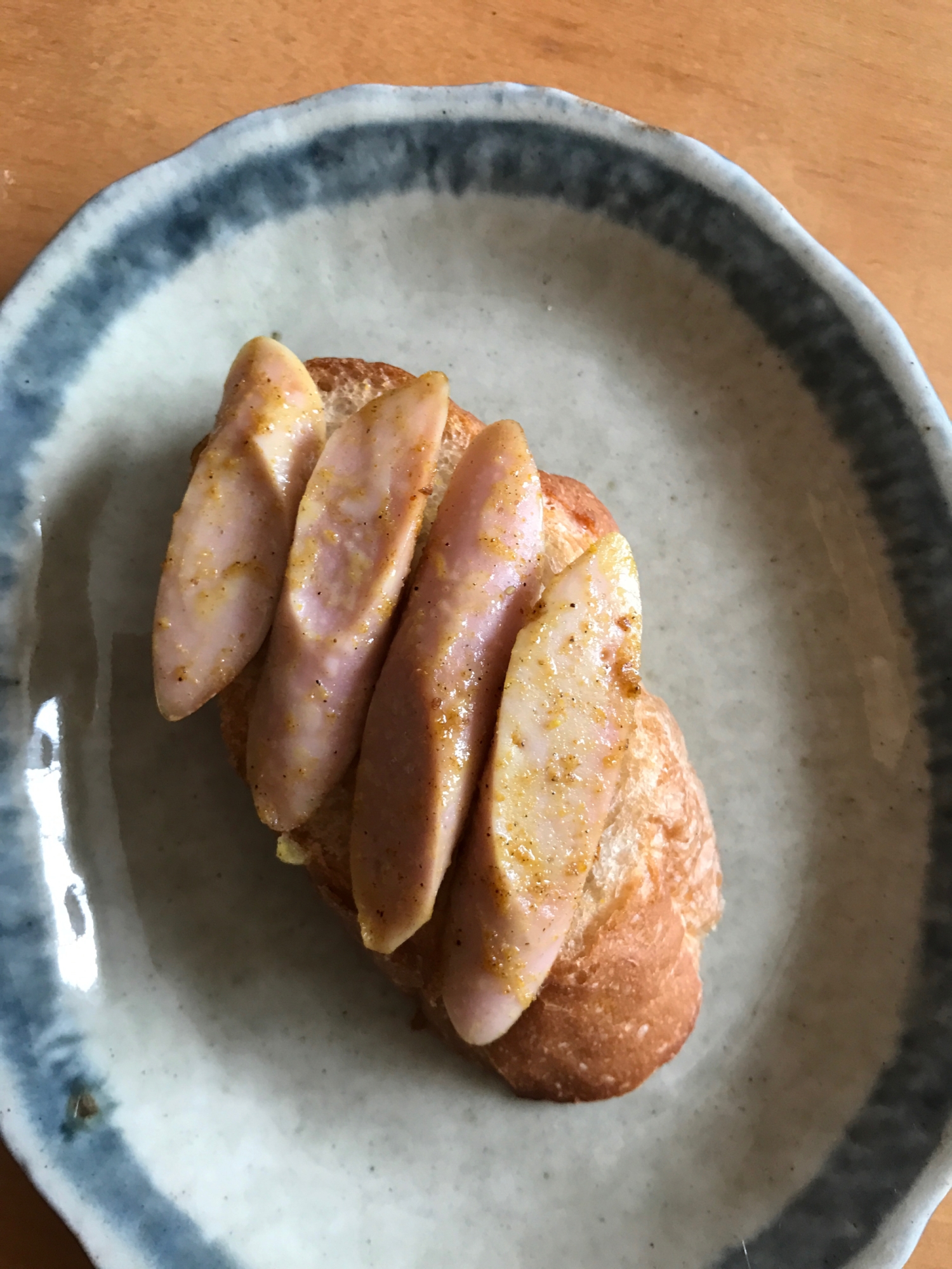 魚肉ソーセージのカレー炒めのせタルティーヌ