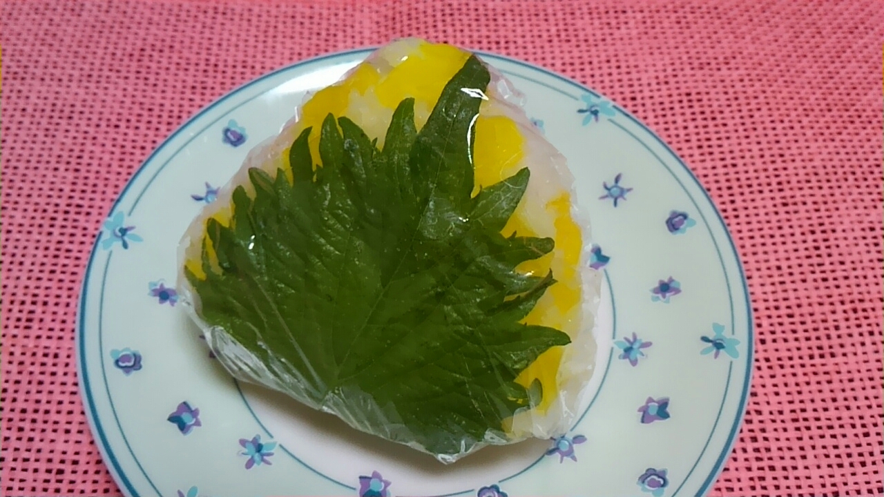 焼き鮭入り、刻みたくあん混ぜ大葉巻きおにぎり☆