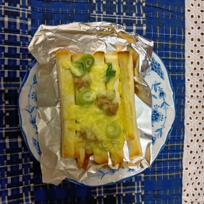 オイルサーデンと小ねぎのトースト