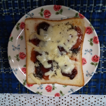 苺ジャムとチーズとごまのトースト