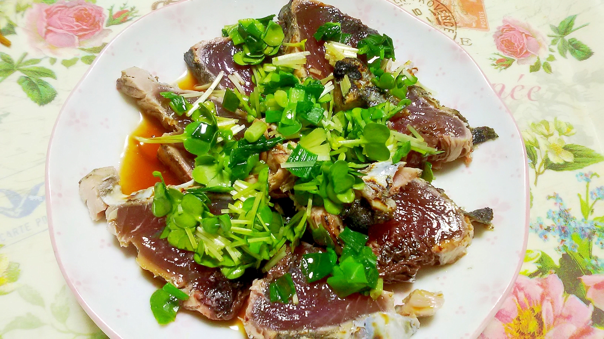 ねぎとカイワレ大根乗せかつおのたたき