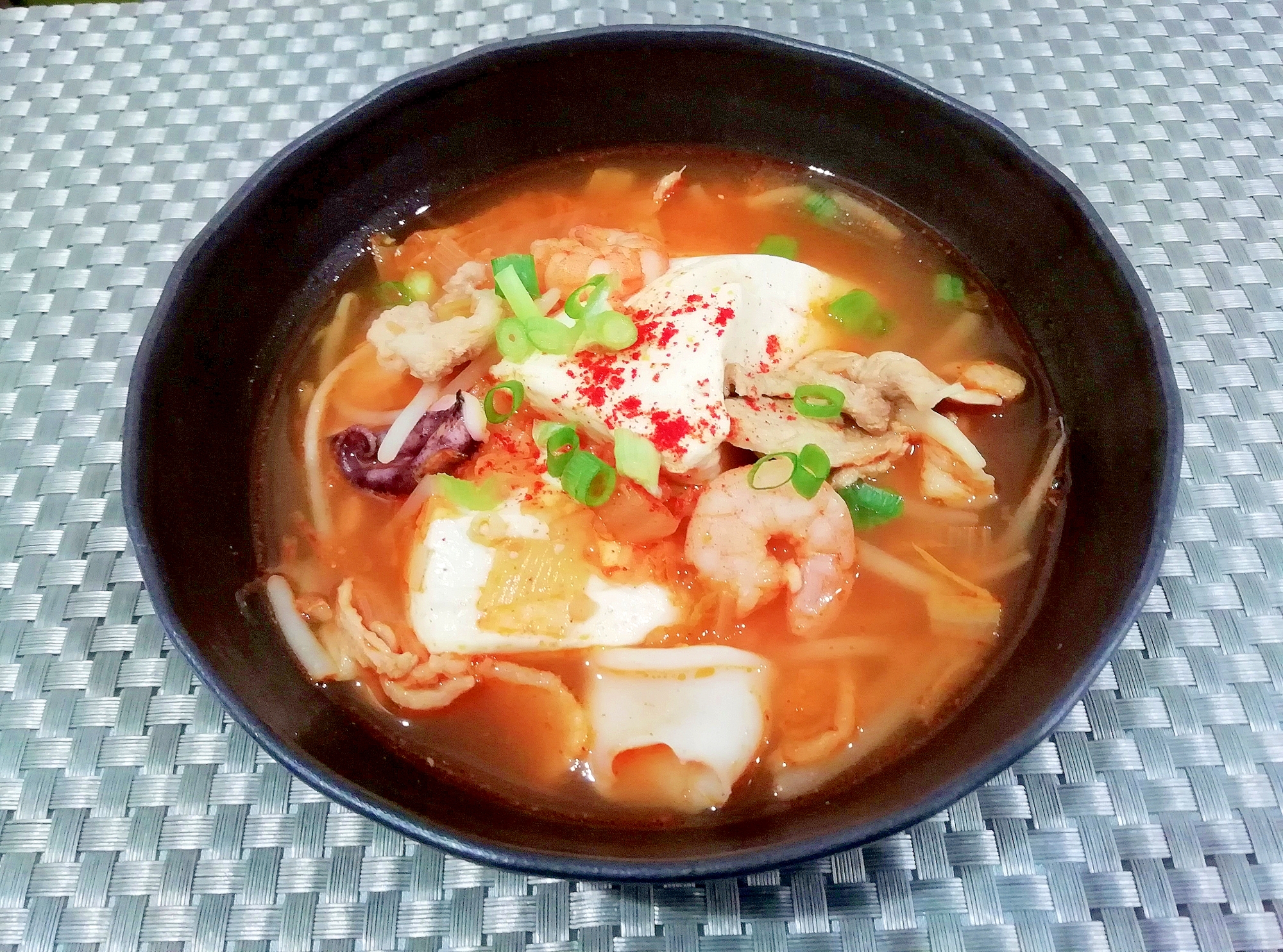 味噌とコチュジャンで旨味UP♪キムチチゲ風スープ