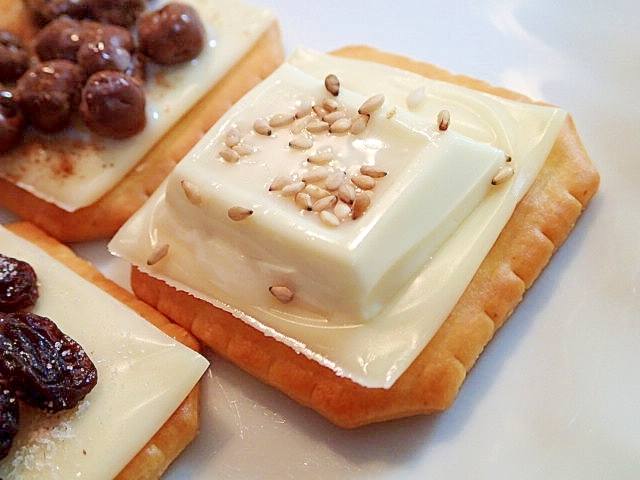 チーズとホワイトチョコと白ごまの焼きクラッカー