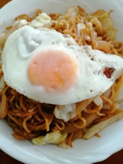 ホットプレートで焼きそば＊目玉焼のせ