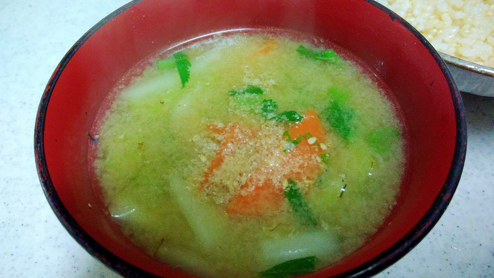野菜たっぷり！白菜と人参、大根葉の中華風味噌汁