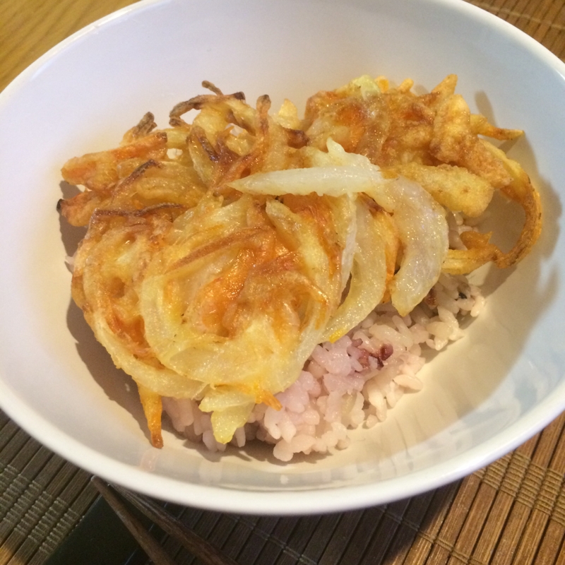 サクッと美味しい♡新玉ねぎと桜海老のかき揚げ丼