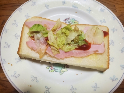 朝食に作りました。ケチャップとマヨネーズを両方使っていて、豪華ですね。