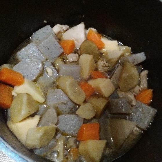 鶏肉・根菜・蒟蒻の煮物