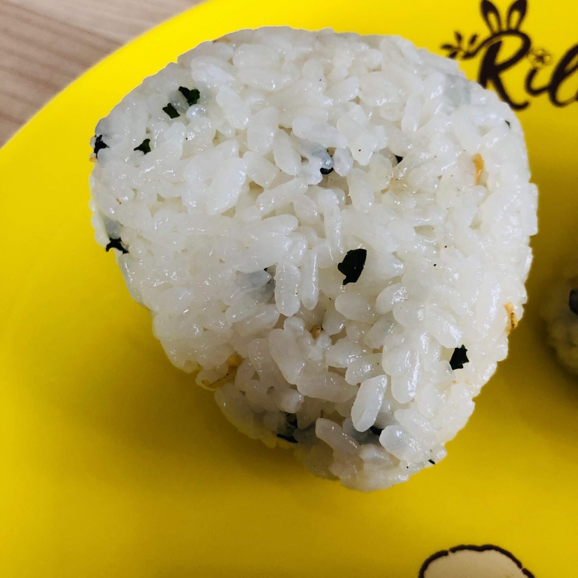 わかめとちりめんじゃこの梅入りおにぎり レシピ・作り方 by ろーるけ
