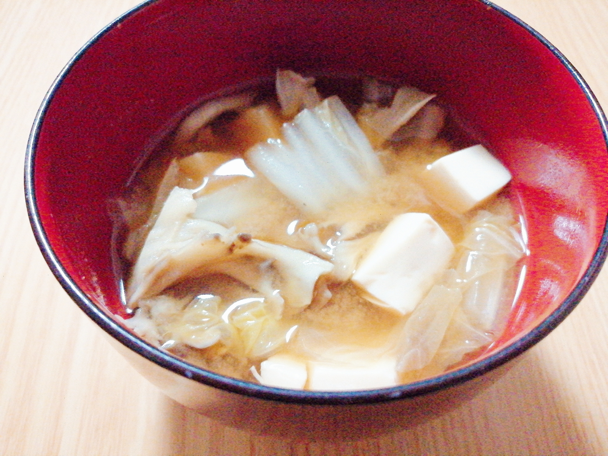 豆腐と白菜と舞茸の味噌汁