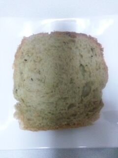 きれいな緑色のパンですね。体にも良く、青汁が気にならず美味しくいただけました。ありがとうございます。