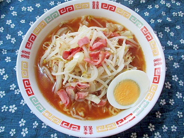 蒸しもやしとベーコンの醤油ラーメン