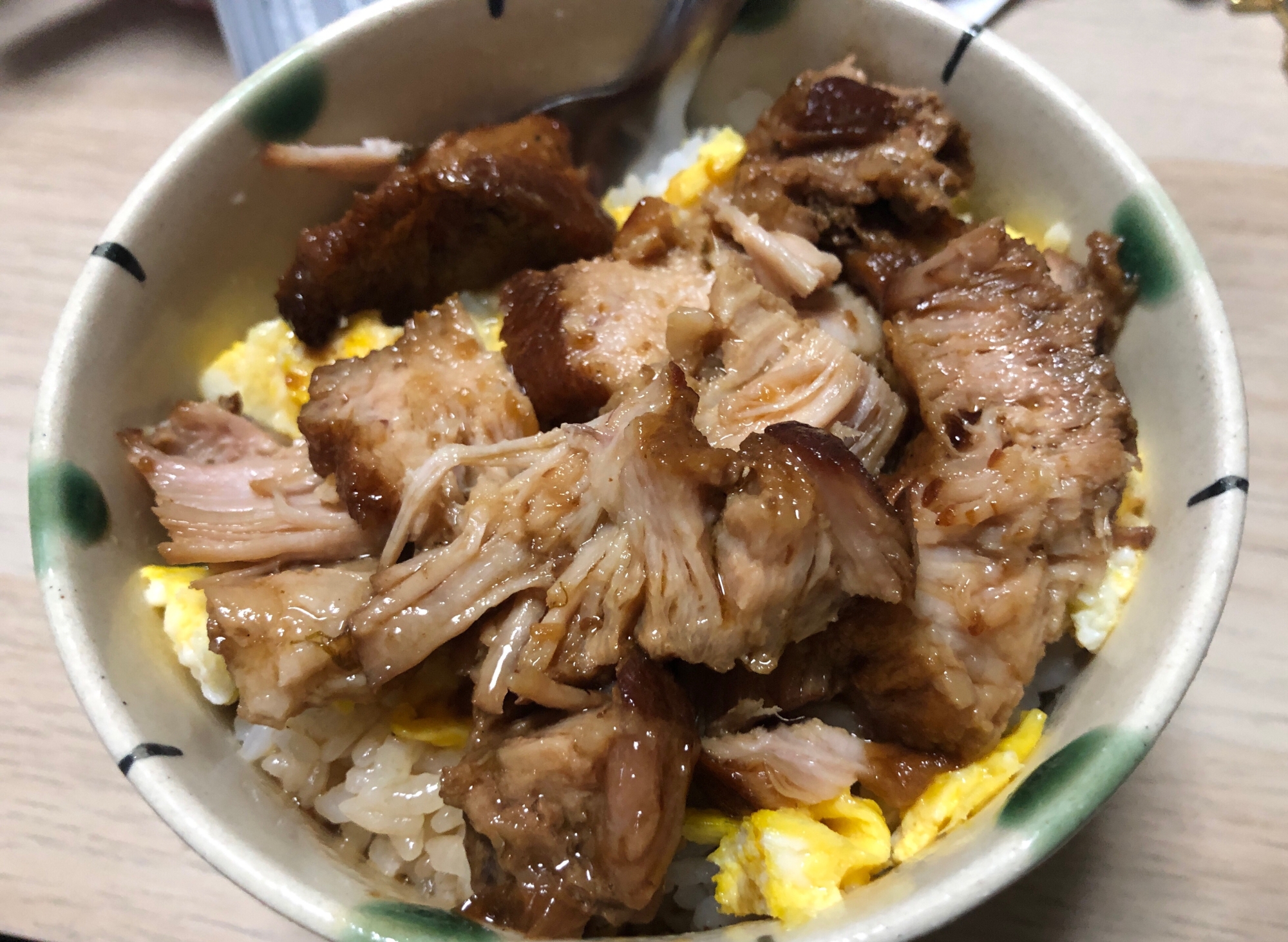 キャンプ飯♪ダッチオーブンで柔らかチャーシュー卵丼