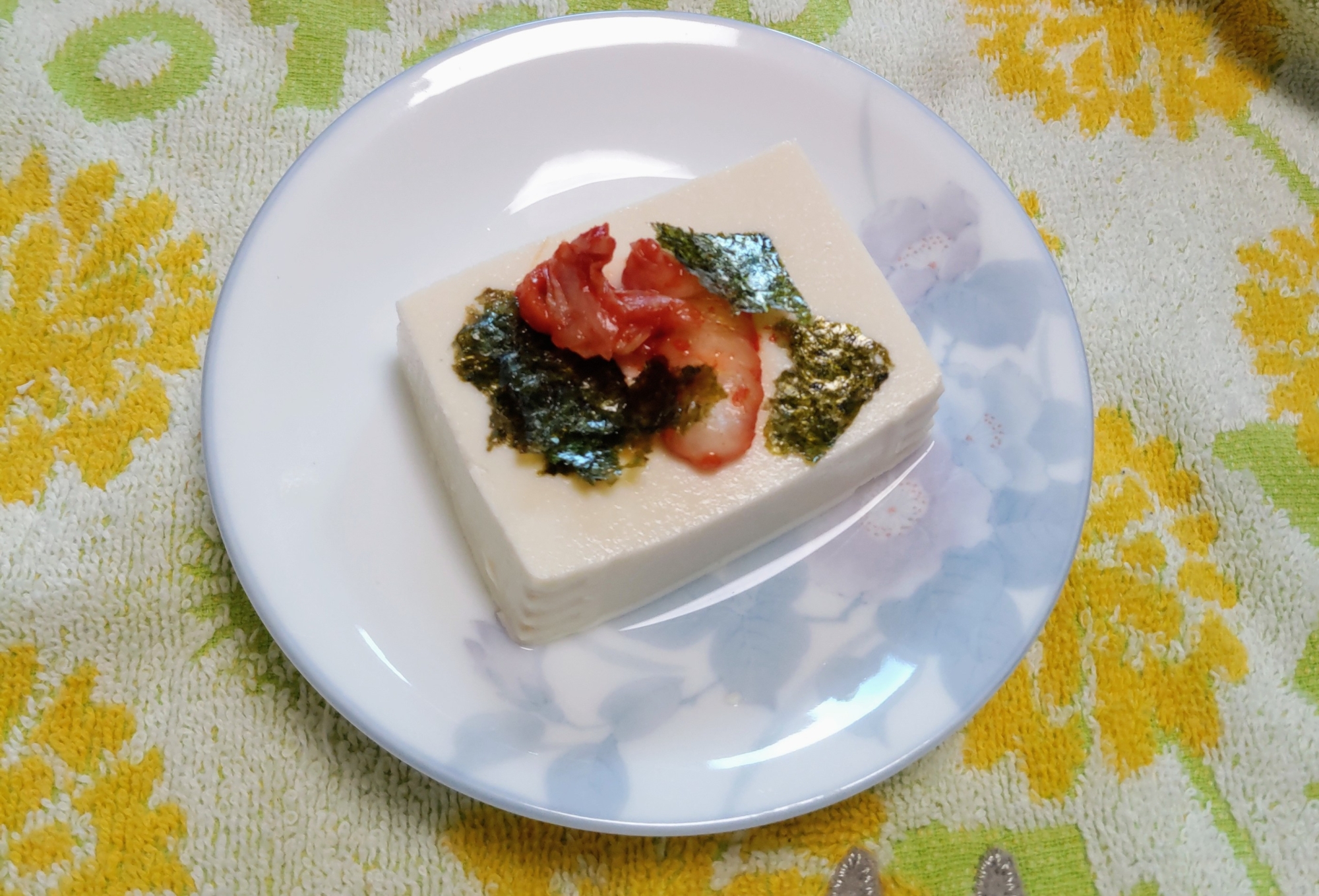 冷奴に♫キムチと海苔を