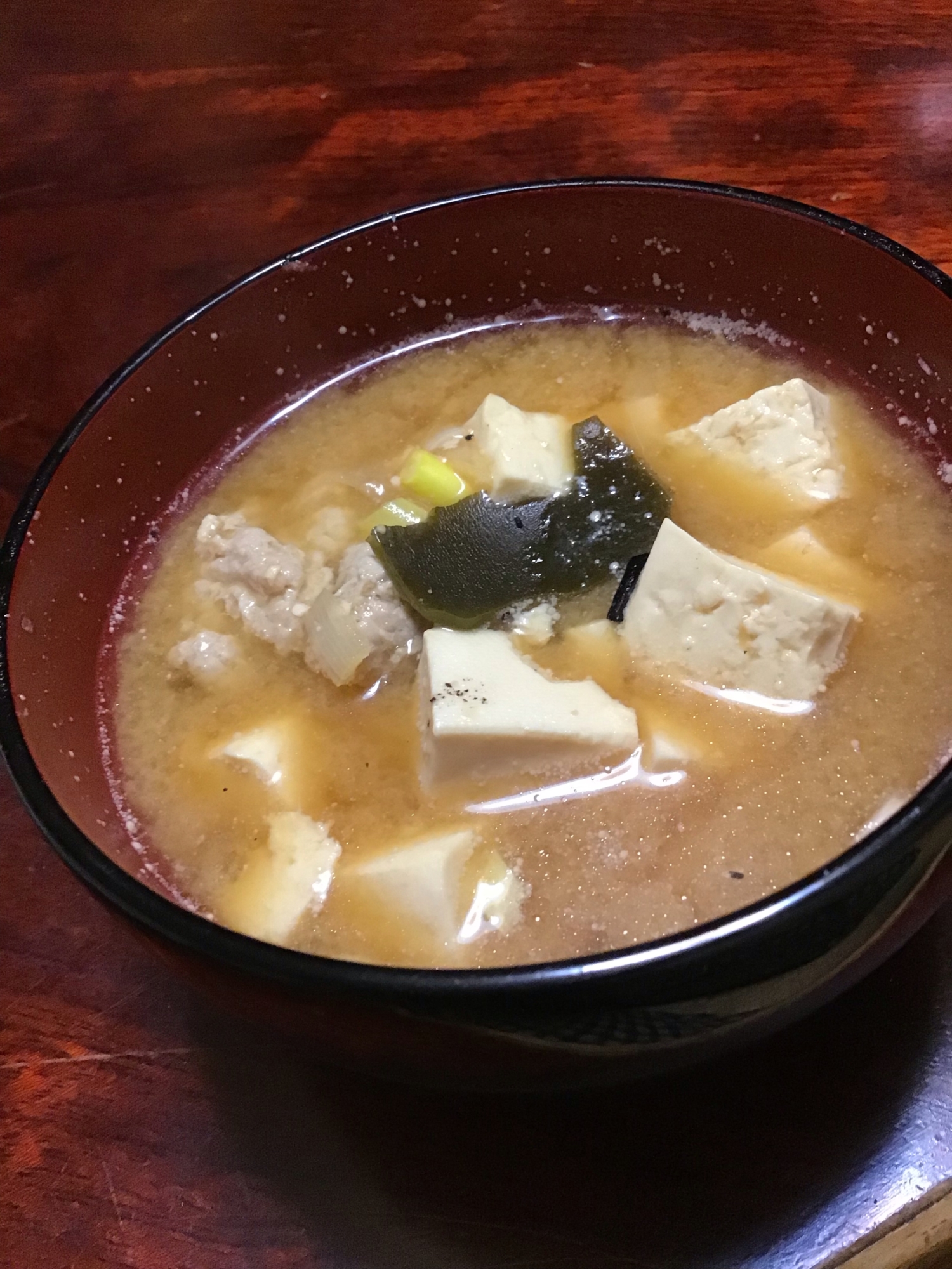 豆腐とマグロのつみれの味噌汁。