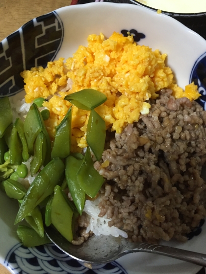 簡単ランチ＊ひき肉・卵・春菊の三色丼