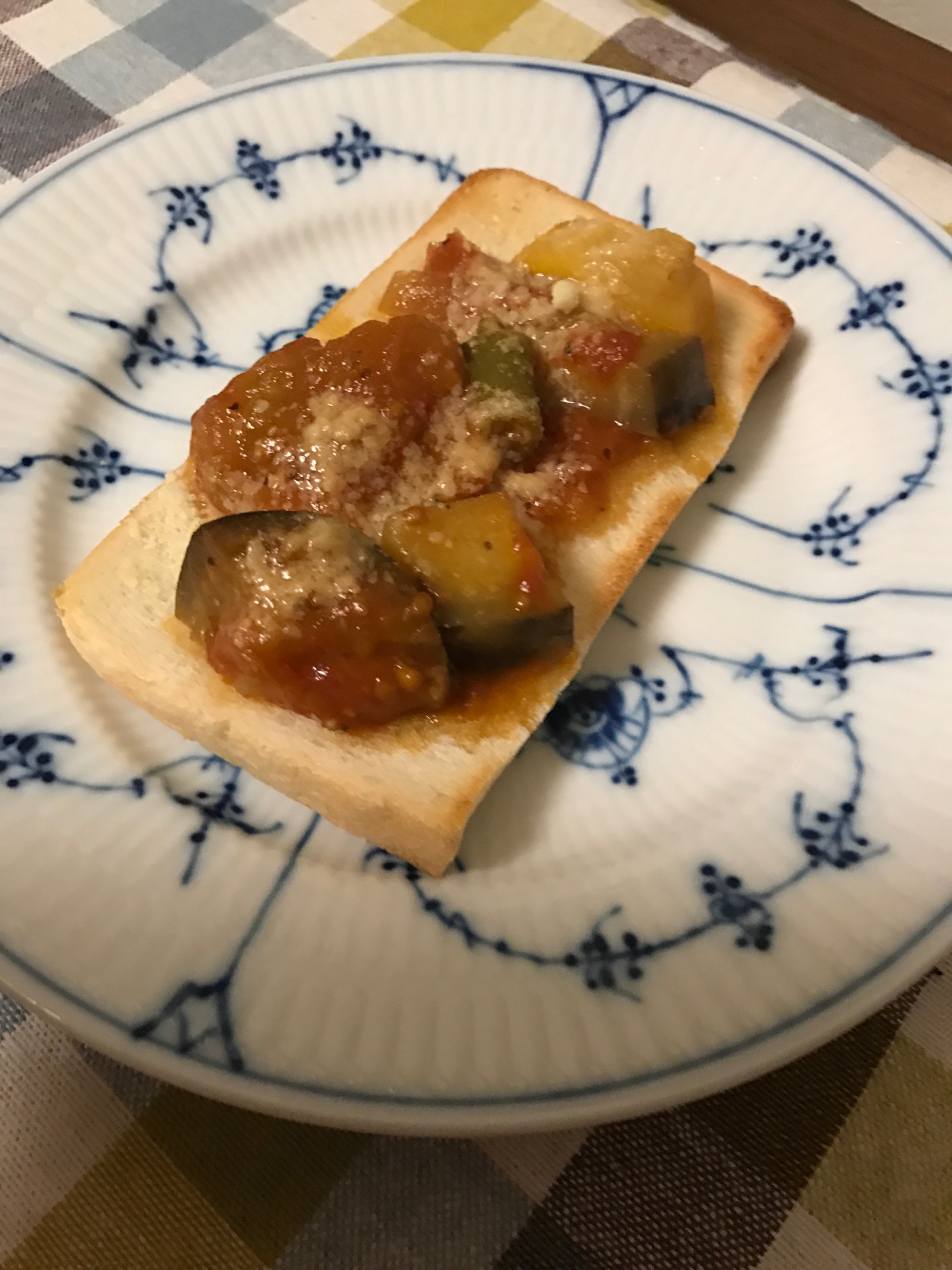 トマト煮とチーズのトースト