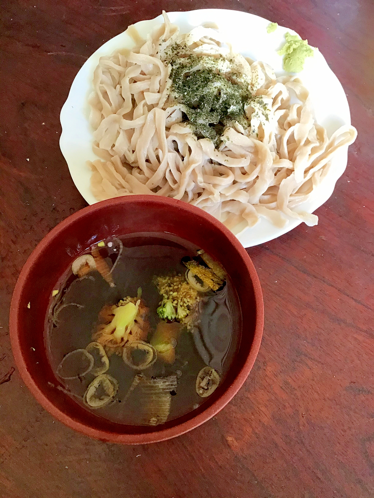 ブロッコリー入りつけ汁で盛り地粉うどん。