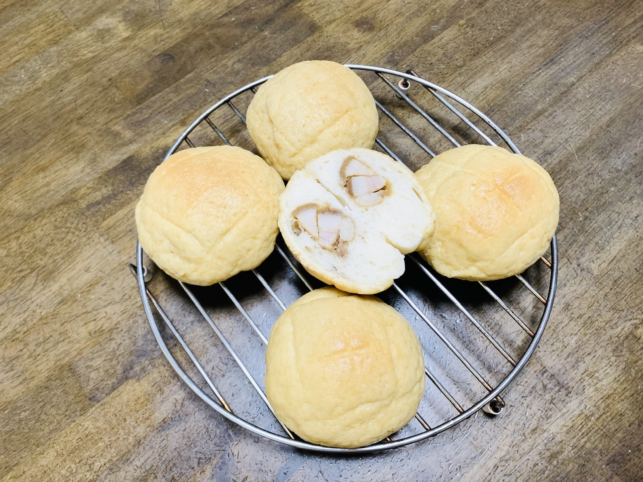 手作りパン　角煮入りメロンパン