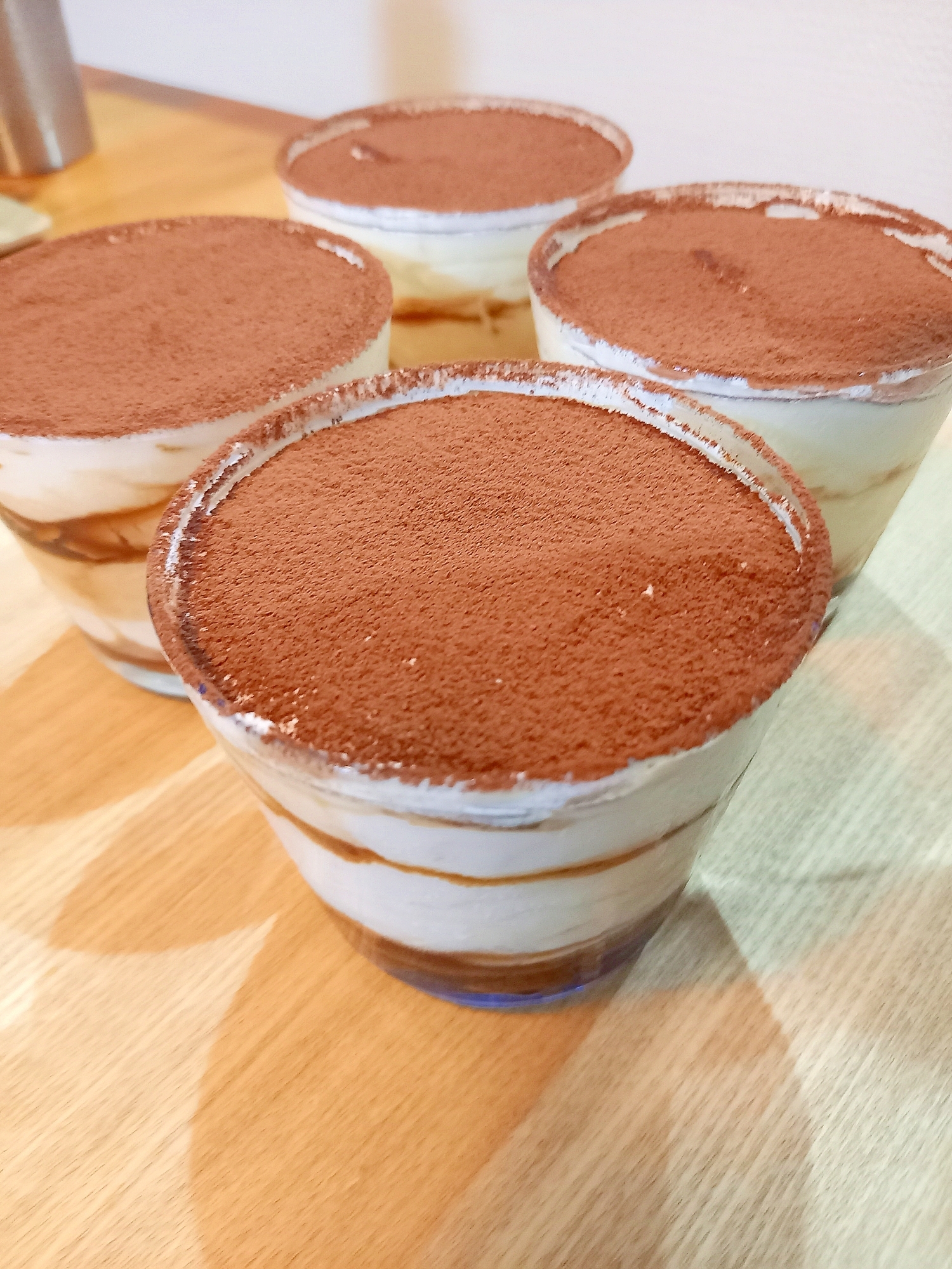 透明なカップに入ったティラミス