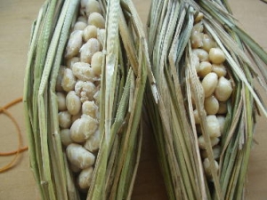 藁で納豆作り