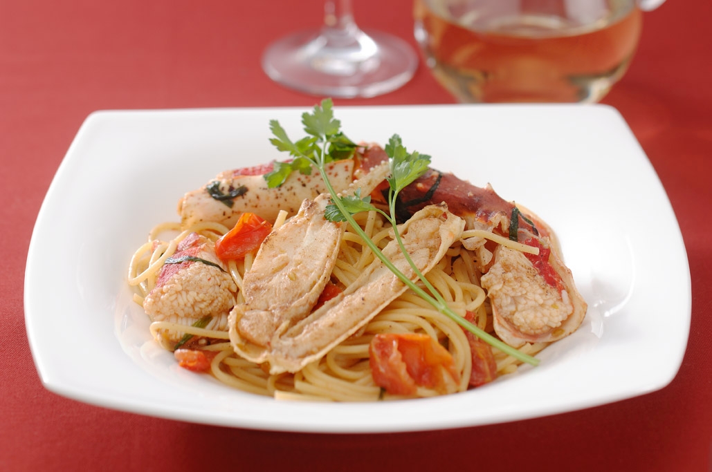 白い器に盛られたカニとトマトのさっぱりイタリアンパスタ