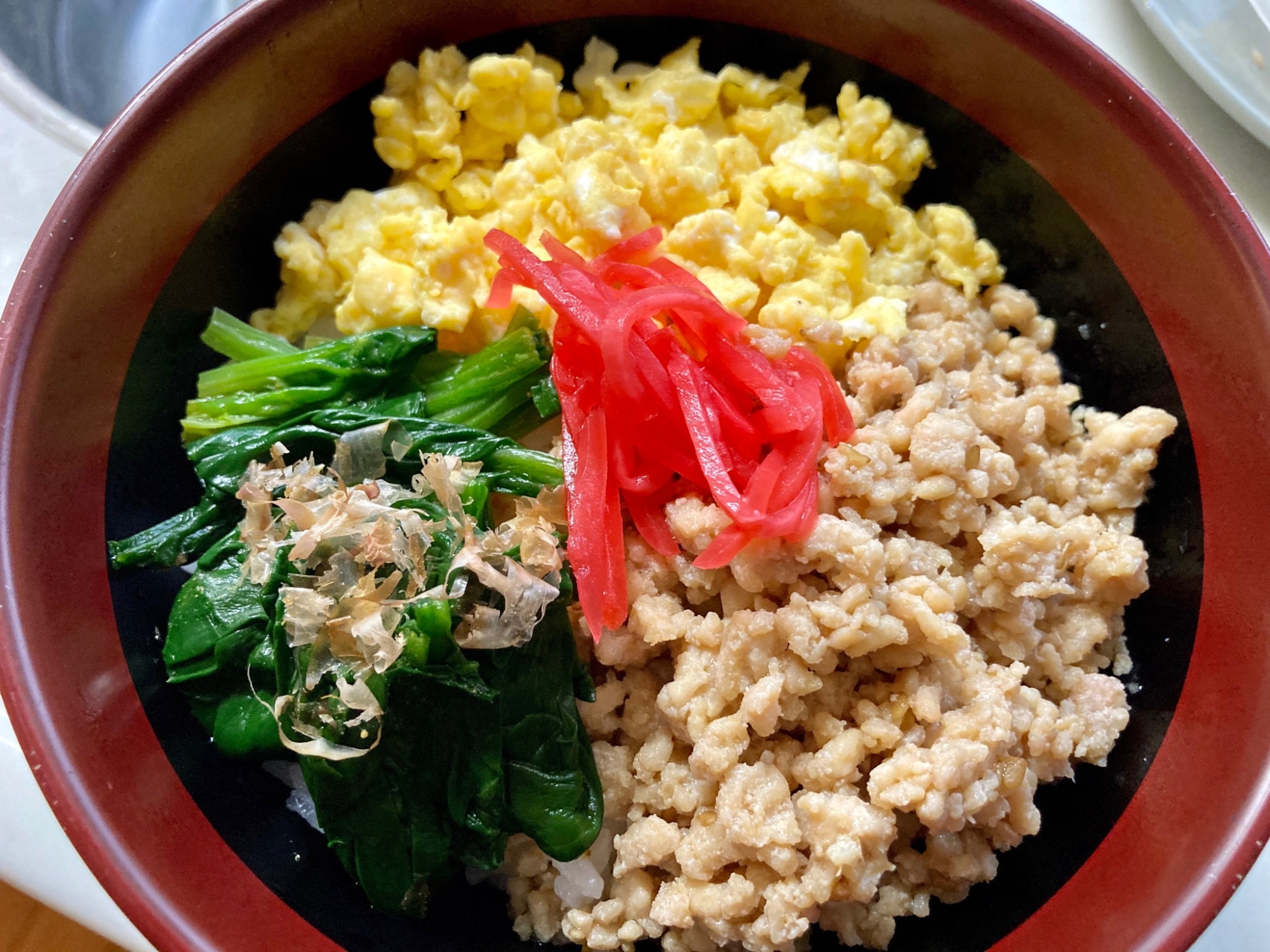 鶏そぼろの３?4?色丼